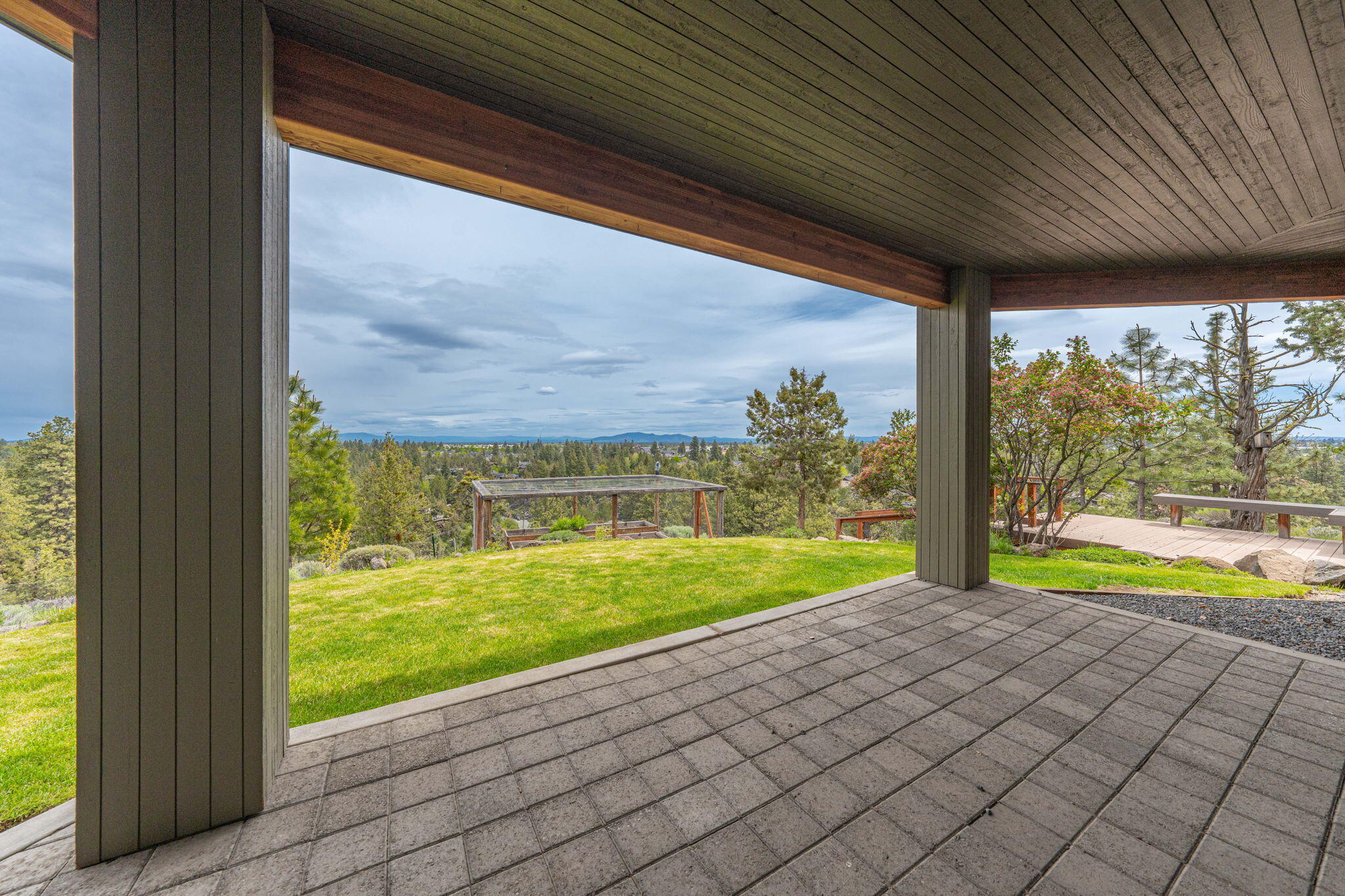 885 Northwest Chelsea Loop Bend, OR 97703 - Photo 7 of 57 17-web-or-mls-Riley_Visuals-17