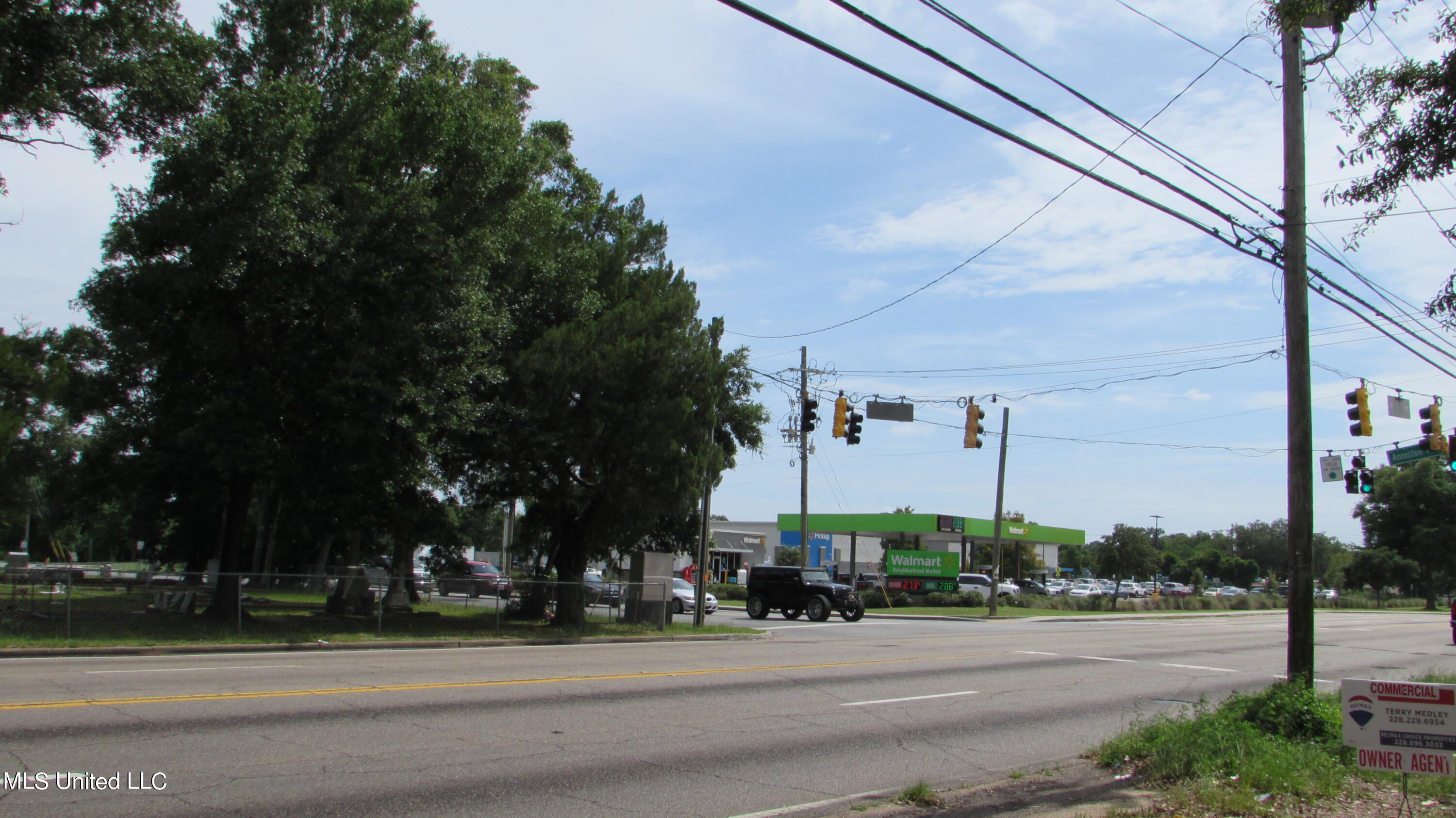 1808 East Pass Road Gulfport, MS 39507 - Photo 3 of 10 IMG_0188