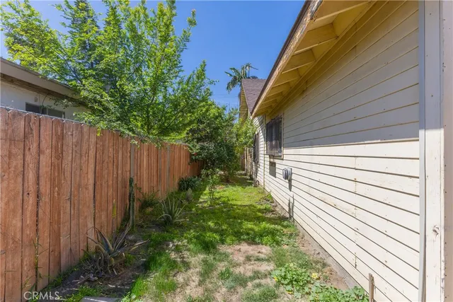 a view of a backyard with pathway