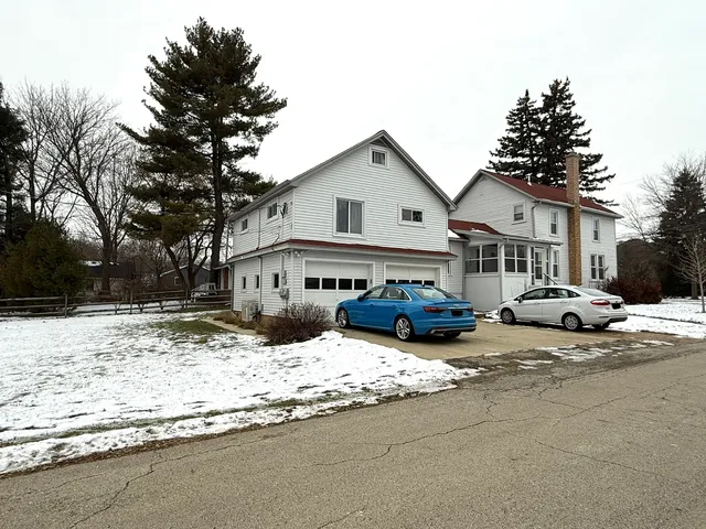 $1,300 | 816 Fargo Boulevard, Unit 2, Geneva, IL 60134