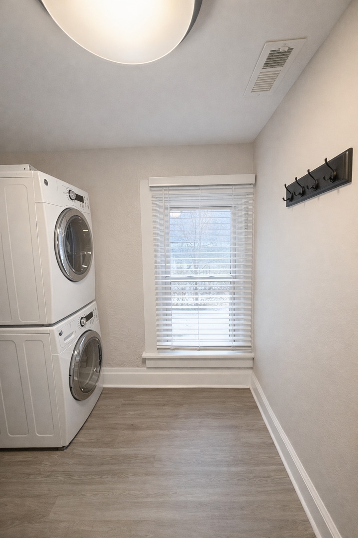 816 Fargo Boulevard, Unit 2 Geneva, IL 60134 - Photo 7 of 11 a utility room with dryer and washer