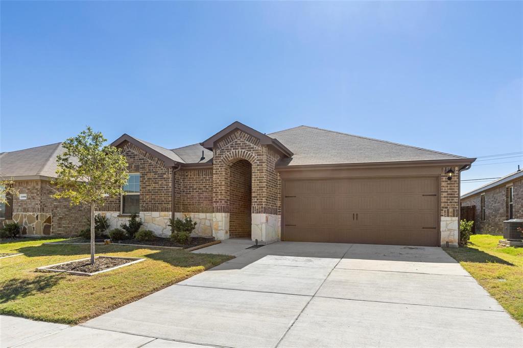 a view of backyard of the house