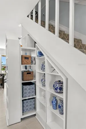 a view of entryway and kitchen