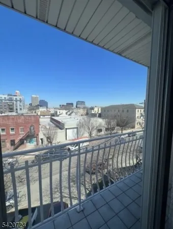 $2,300 | 28 New York Avenue, Unit 3, Newark, NJ 07105