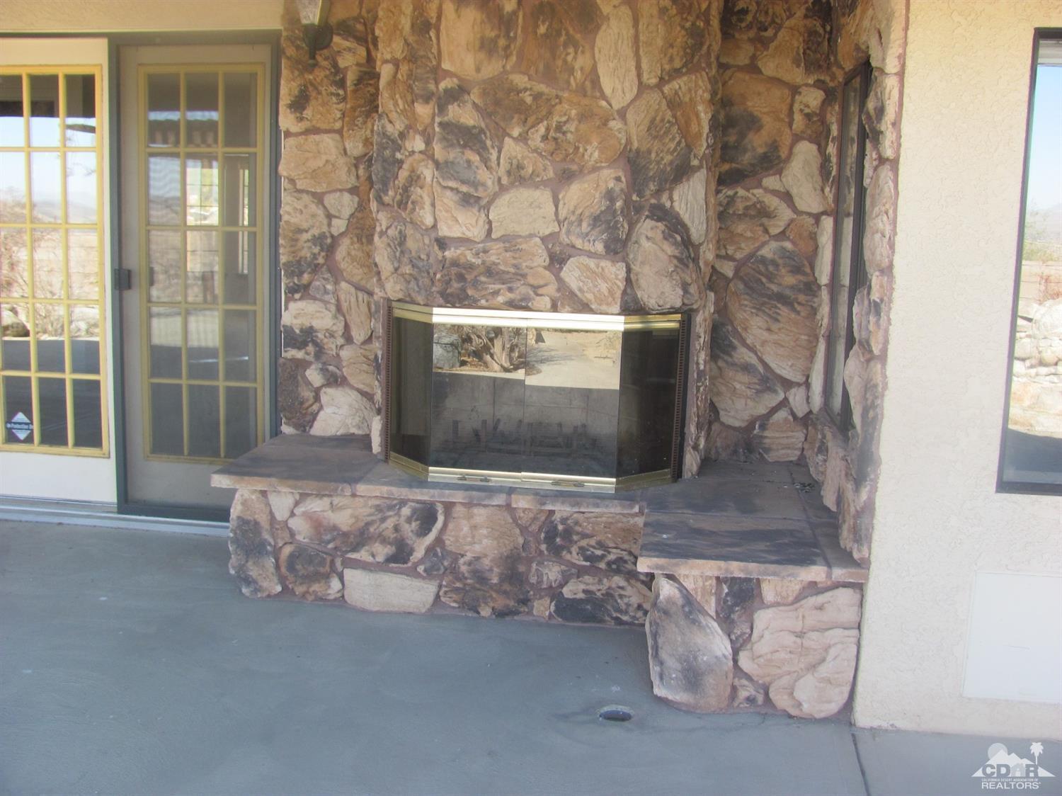 7078 Cascade Road Joshua Tree, CA 92252 - Photo 18 of 21 a living room with furniture