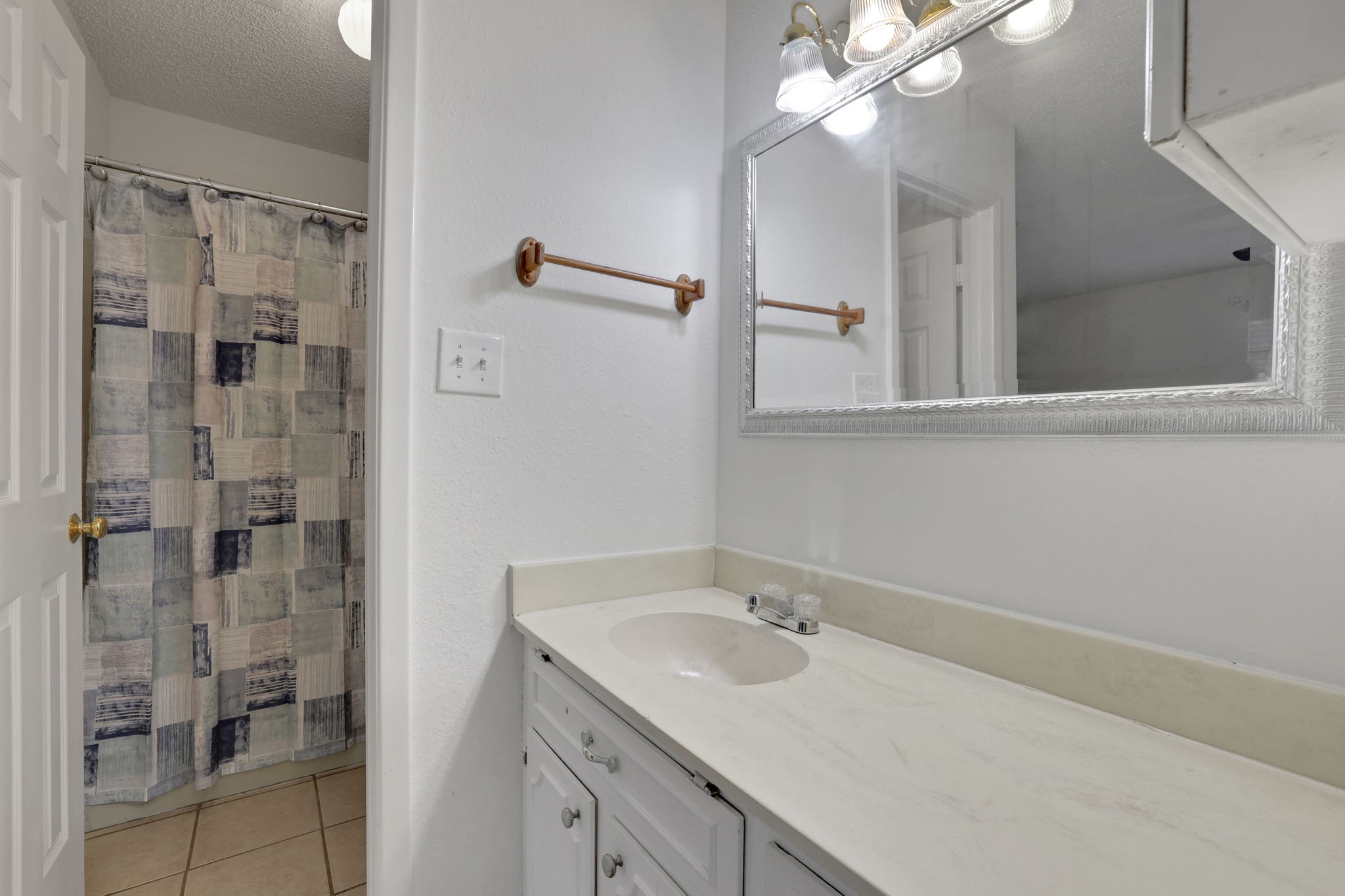 113 Hillendale Street Livingston, TX 77351 - Photo 17 of 36 Primary bathroom with tub/shower