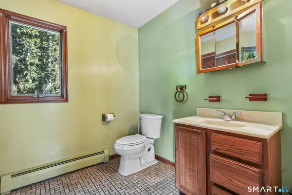 $399,900 | 834 South Main Street, Seymour, CT 06483