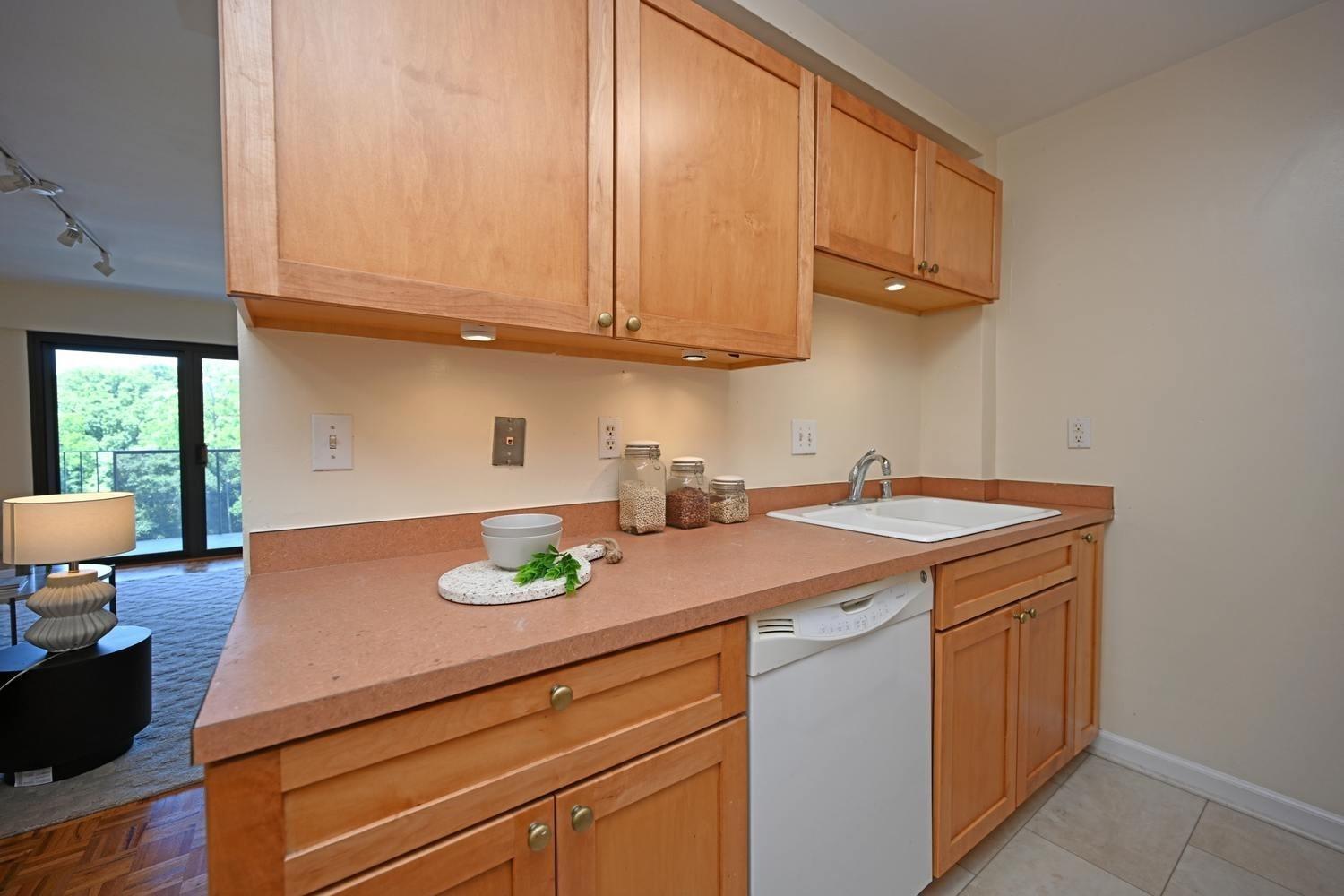 1815 William Howard Taft Road, Unit 810 Cincinnati, OH 45206 - Photo 13 of 26