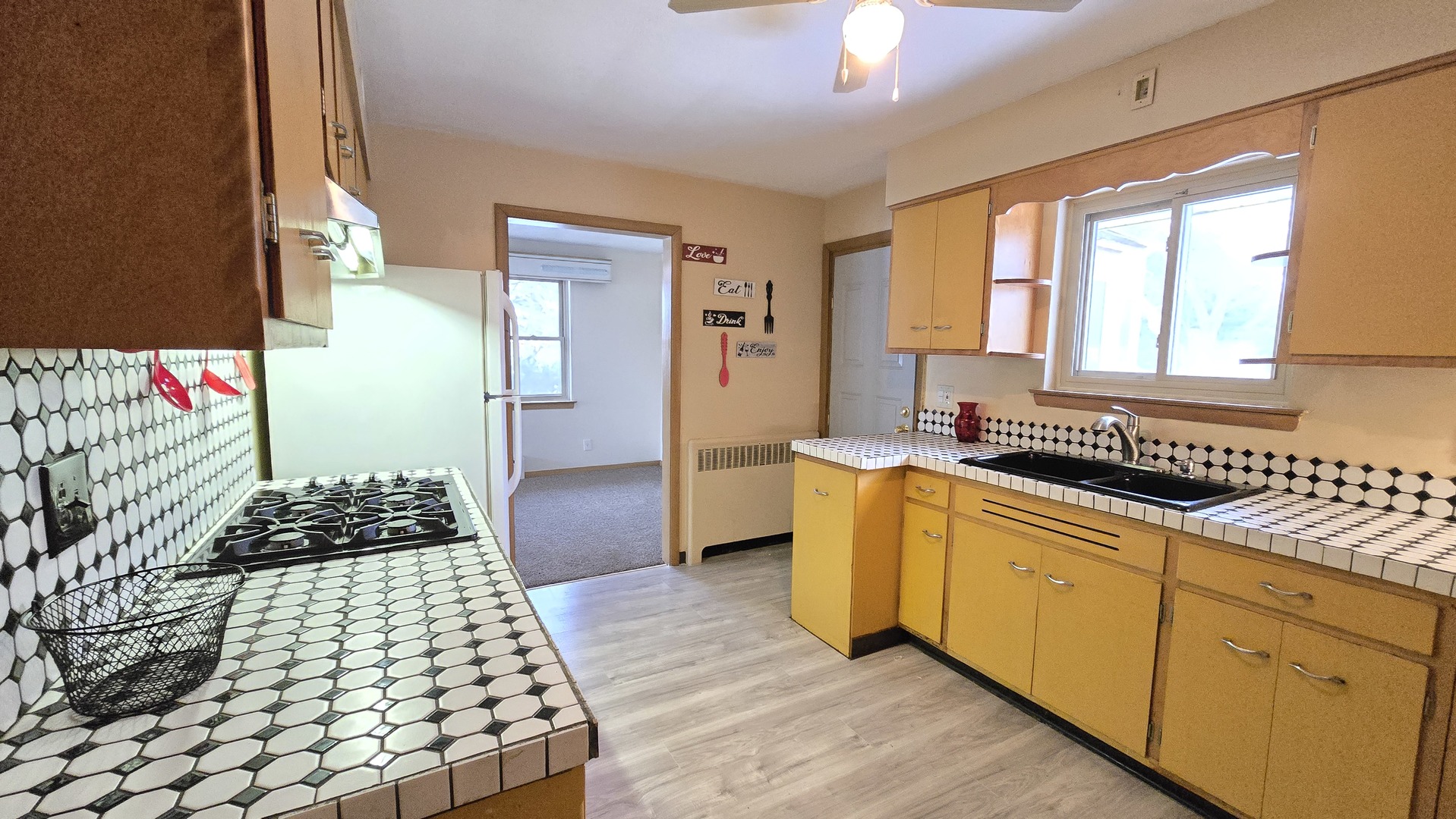 938 Hillcrest Road Elgin, IL 60123 - Photo 7 of 24 a bathroom with a bathtub and a shower