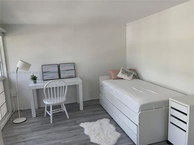 $3,600 | 290 Sunrise Drive, Unit 304, Key Biscayne, FL 33149