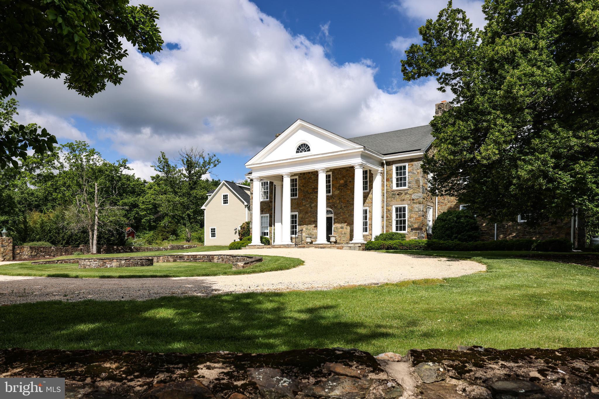 17781 Roxbury Hall Road Leesburg, VA 20175 - Photo 89 of 107 a front view of a house with a garden
