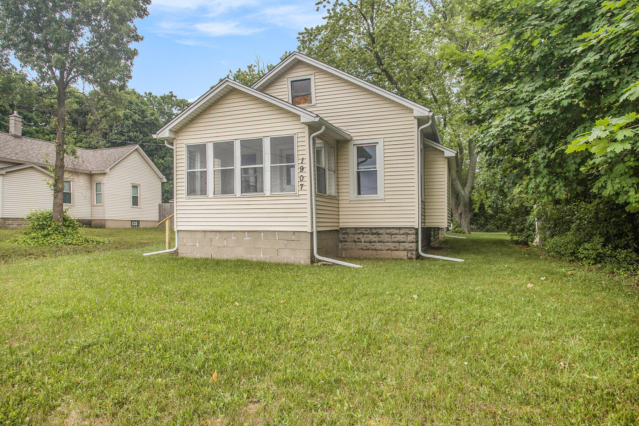 1907 South Drake Road Kalamazoo, MI 49006 - Photo 3 of 21 021_eosr0116
