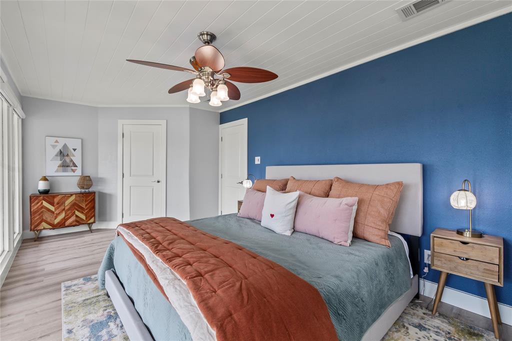 125 Xit Ranch Road Trinidad, TX 75163 - Photo 17 of 34 a bedroom with a bed and ceiling fan