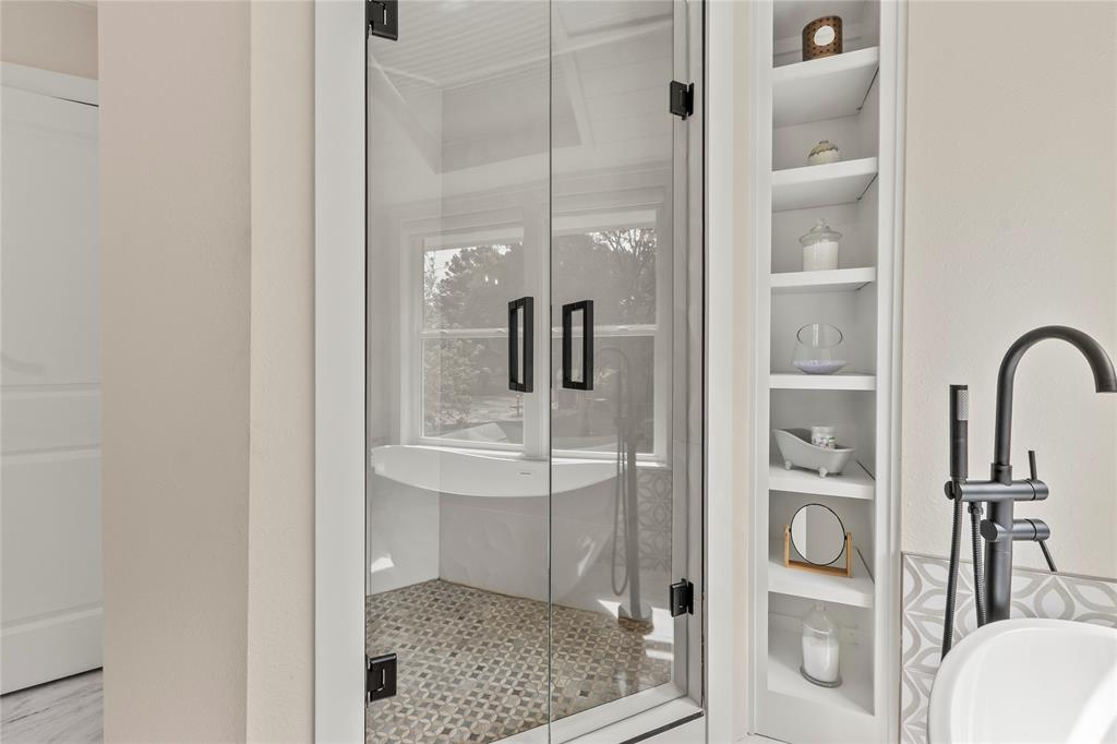 125 Xit Ranch Road Trinidad, TX 75163 - Photo 20 of 34 a bathroom with a shower and mirror
