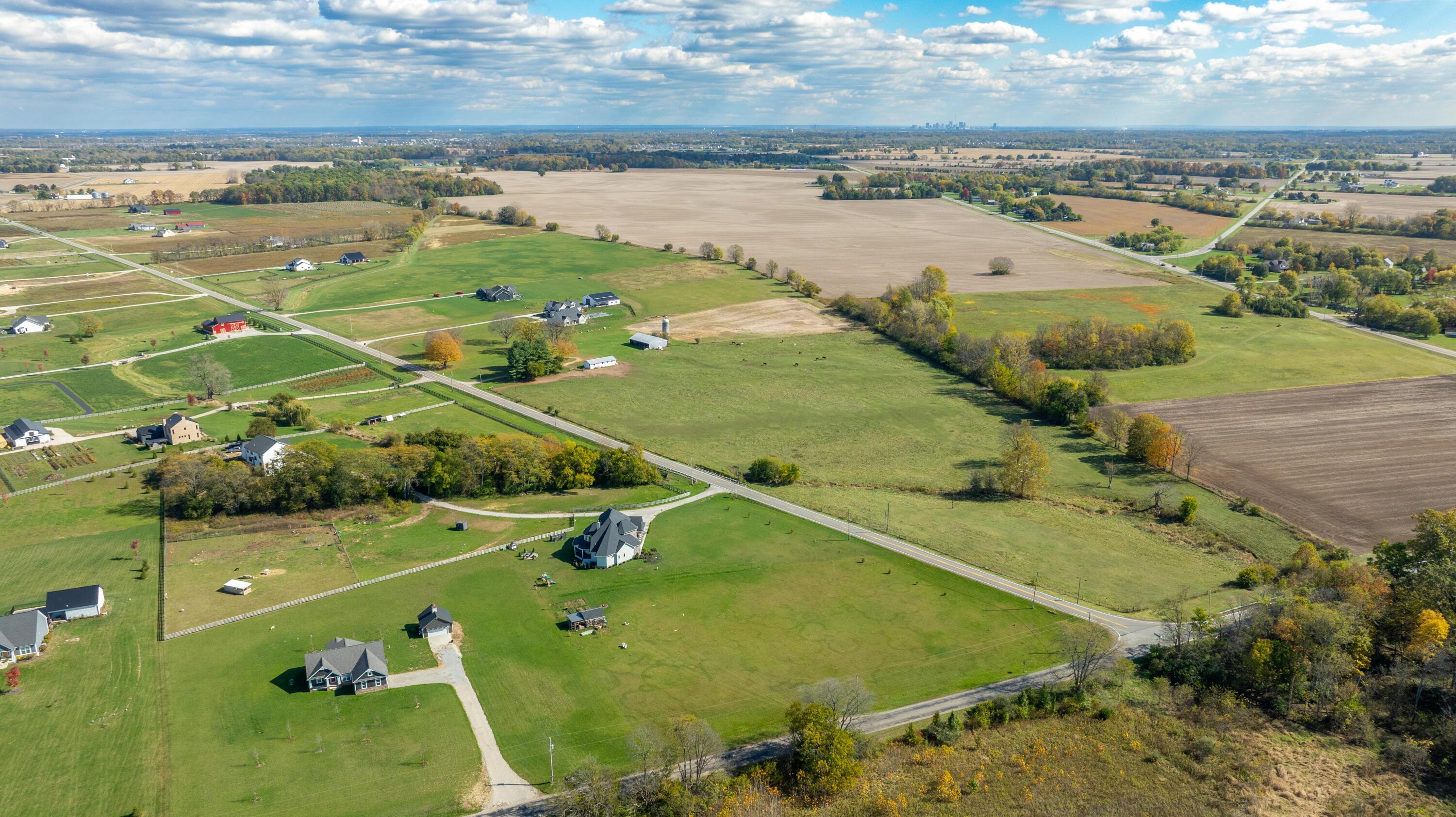8777 Hayden Run Road Hilliard, OH 43026 - Photo 4 of 10 002