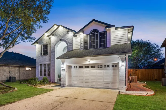 a view of a house with yard and garage