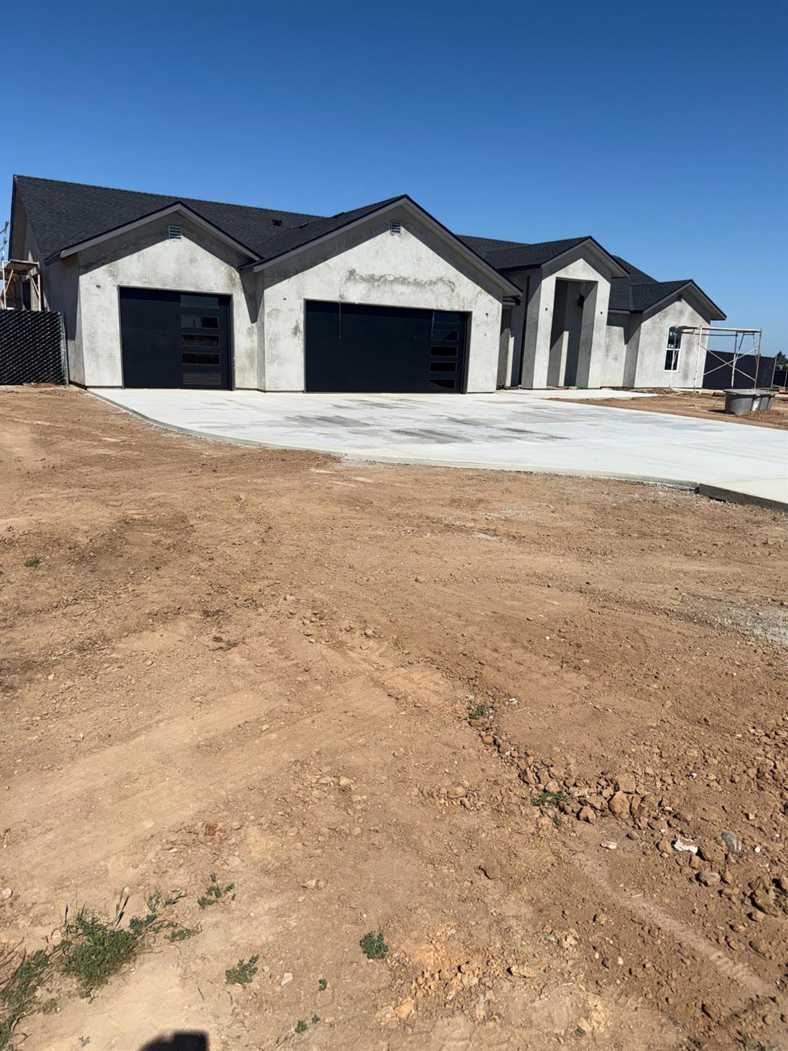 21250 Del Monte Road Madera, CA 93638 - Photo 1 of 17 a front view of a house with a yard