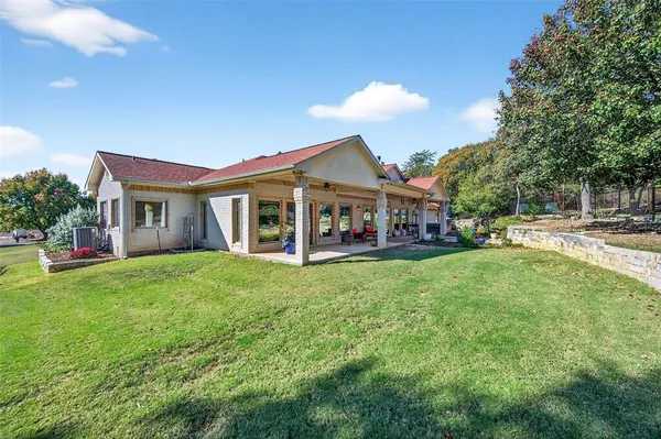 a view of a yard in front of house