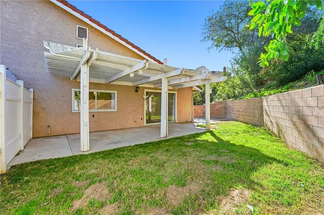 a view of yard with green space