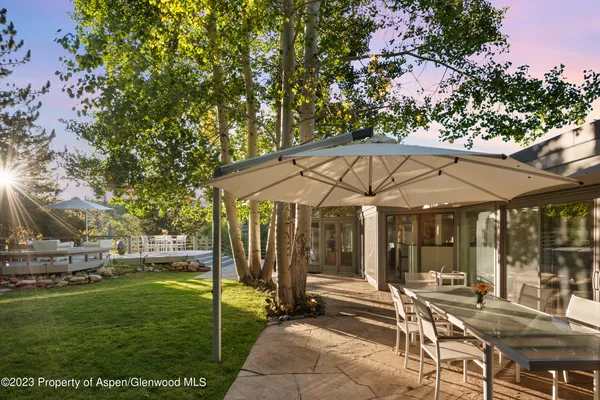 a view of a house with backyard and porch