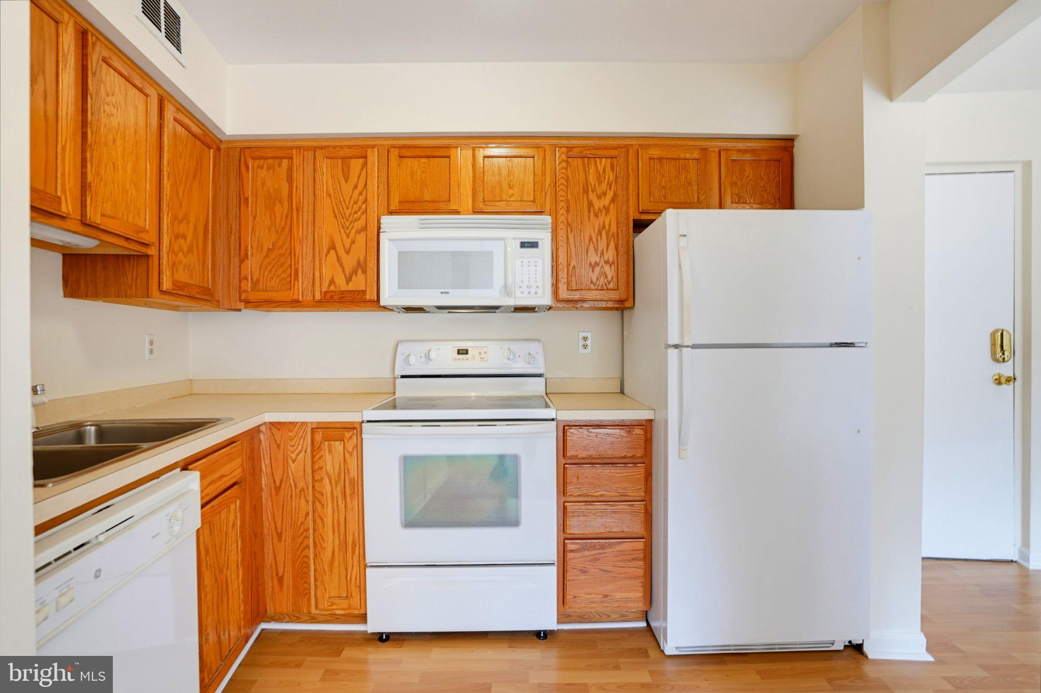 5800 Royal Ridge Drive, Unit T Springfield, VA 22152 - Photo 4 of 12 Kitchen