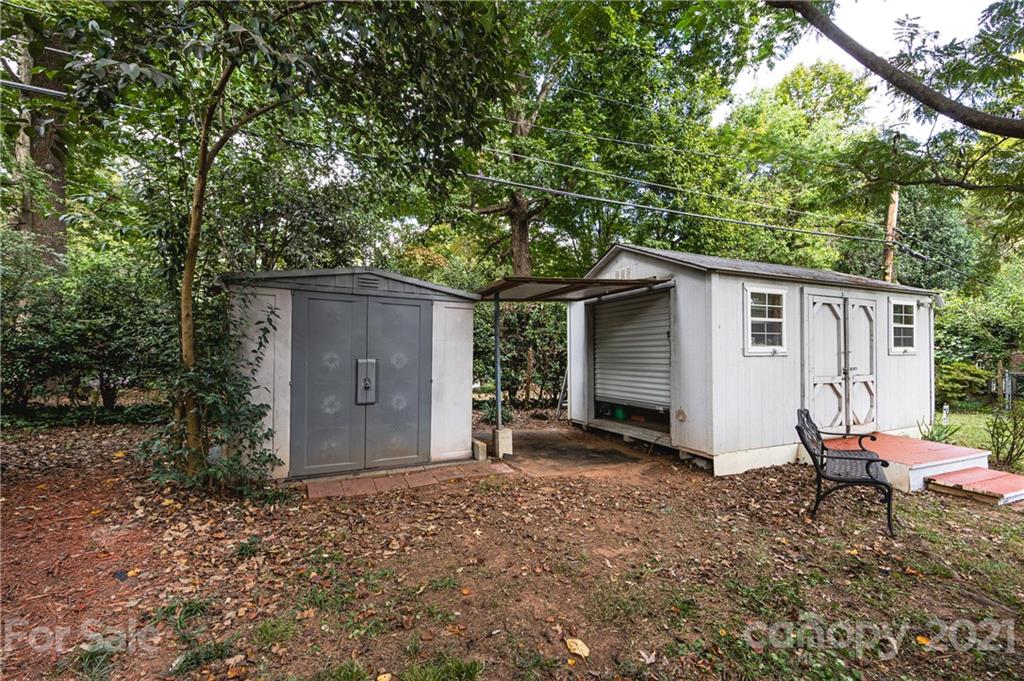 731 Lochridge Road Charlotte, NC 28209 - Photo 25 of 31 a backyard of a house with table and chairs