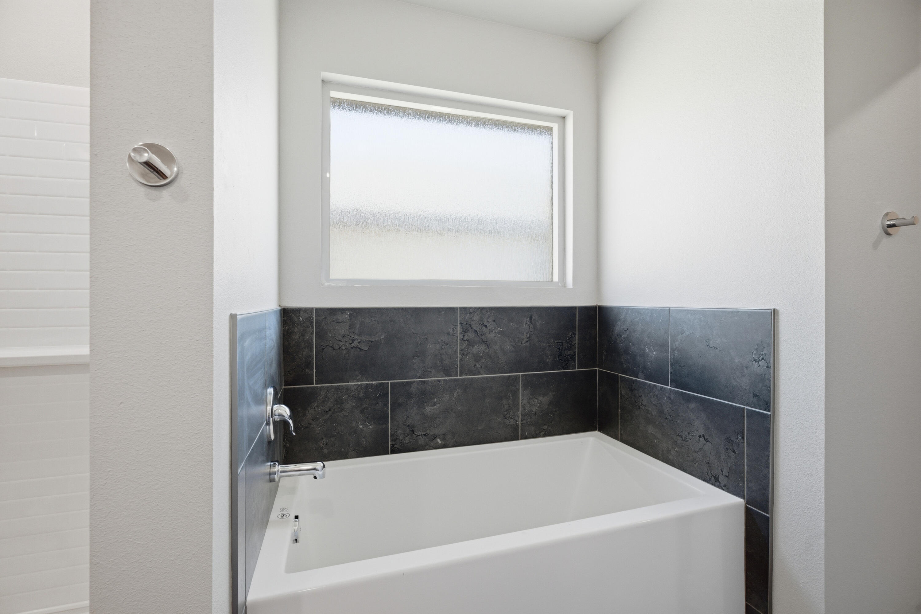 616 East 13th Street Wolfforth, TX 79382 - Photo 21 of 34 a bathroom with a bathtub