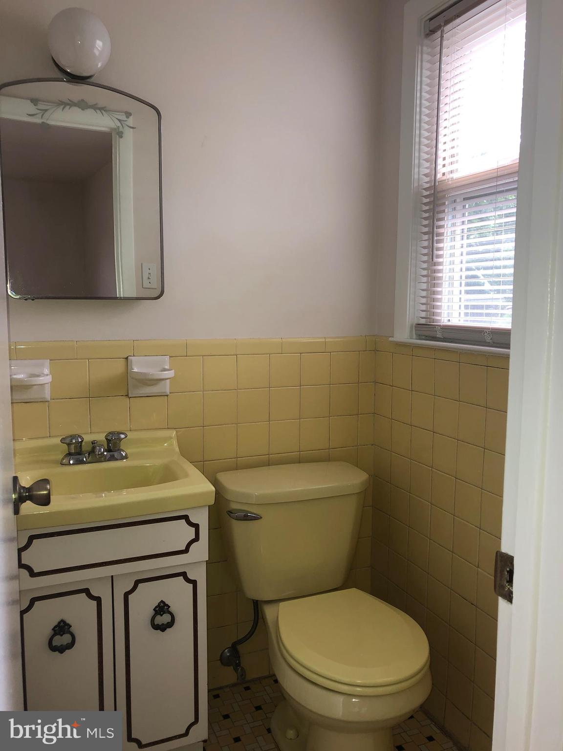 652 Cheyney Road Springfield, PA 19064 - Photo 8 of 16 Half bath in master bedroom
