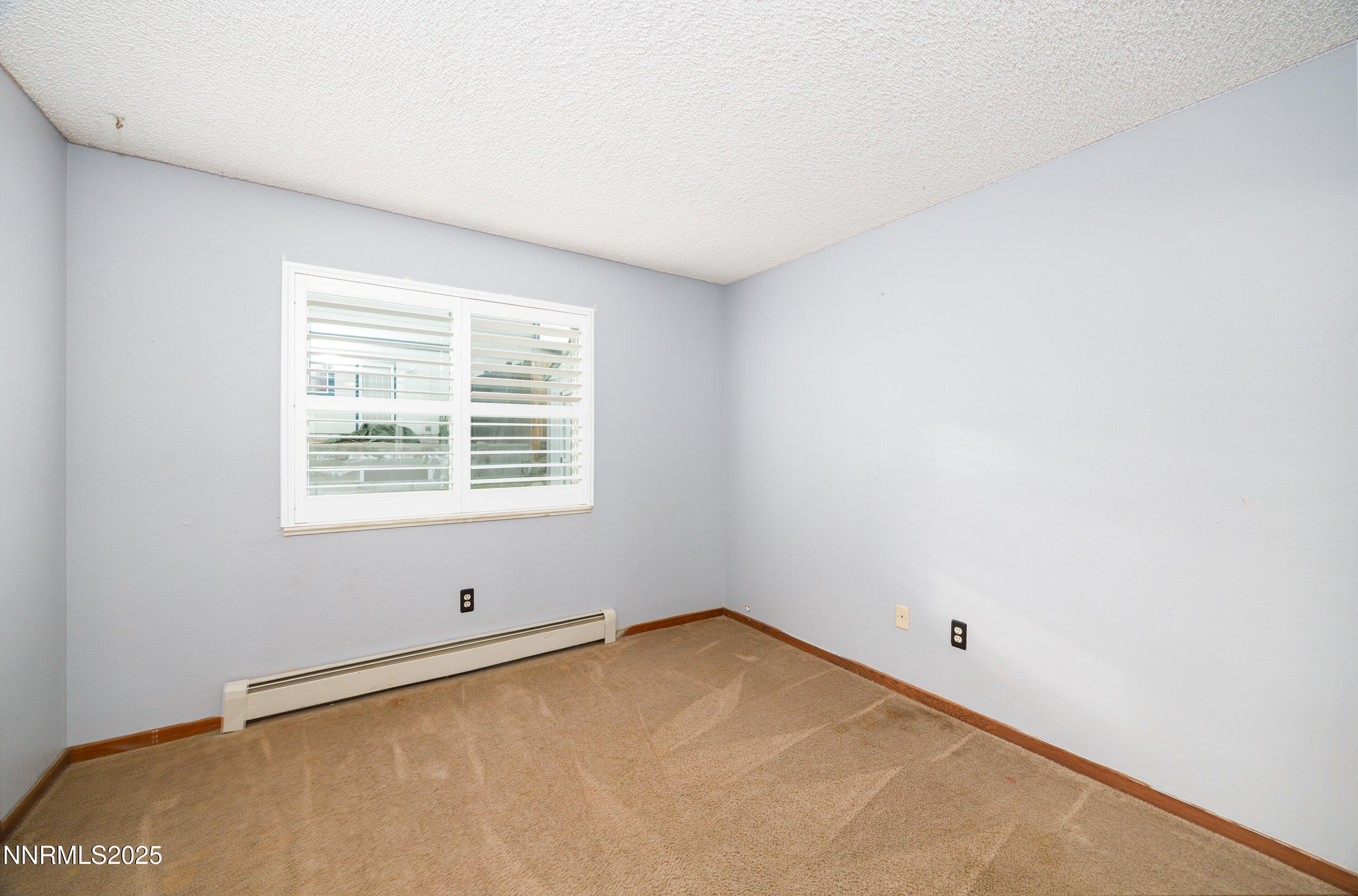 375 Hoge Road Reno, NV 89506 - Photo 11 of 36 an empty room with a window