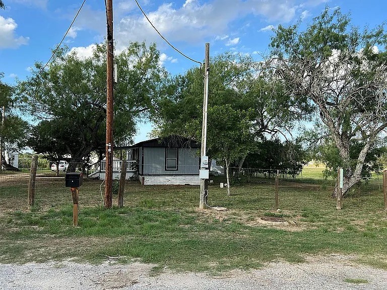 700 Lopez George West, TX 78022 - Photo 9 of 10
