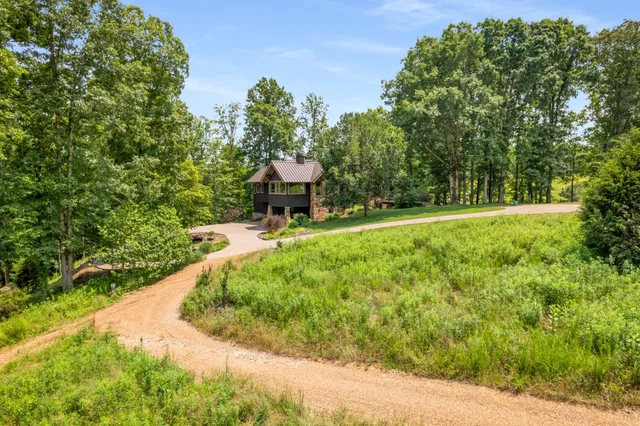 a view of entryway with a yard