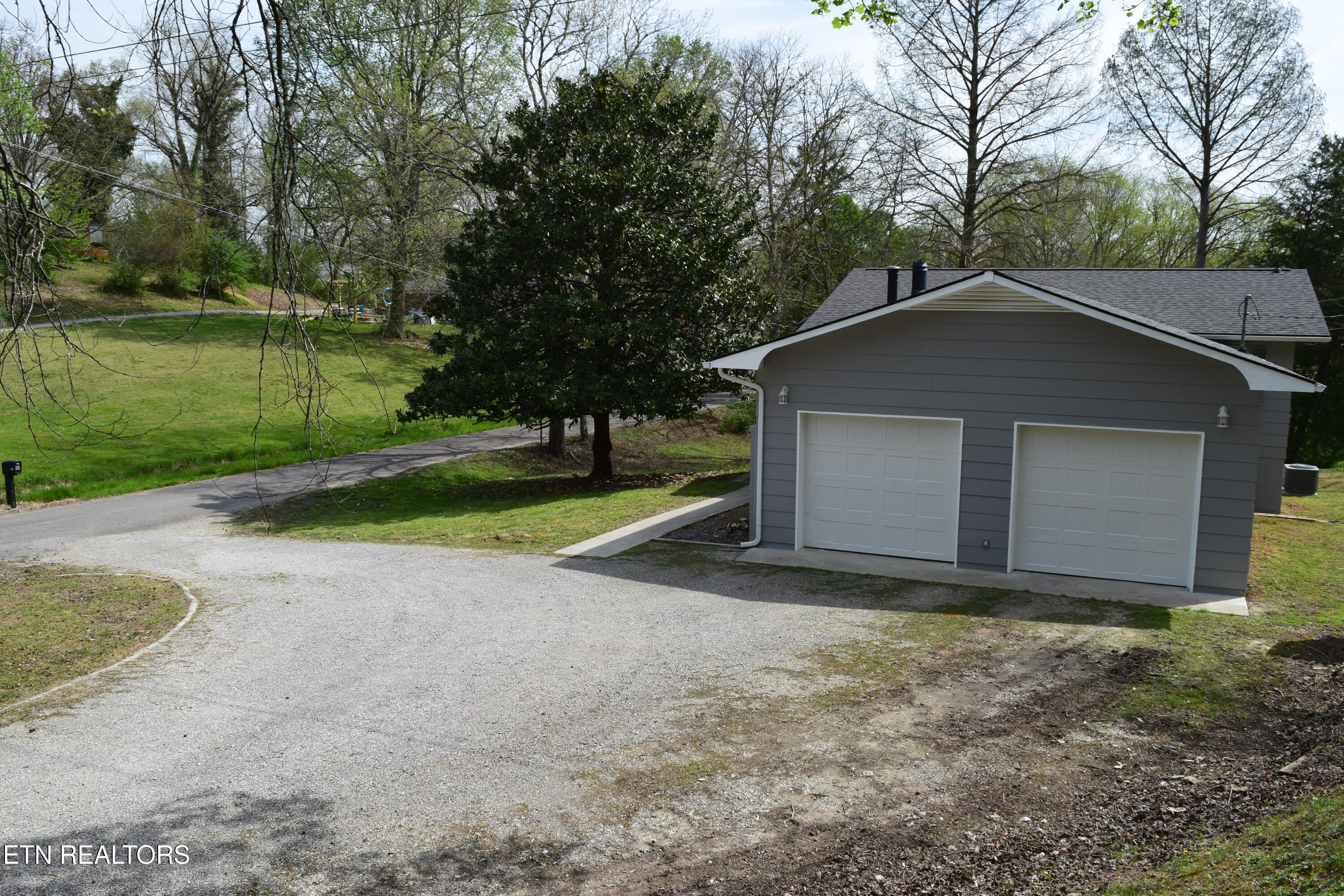 153 Watson Circle Clinton, TN 37716 - Photo 3 of 59 DSC_0552