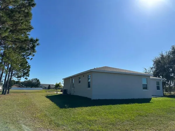 a view of a back yard
