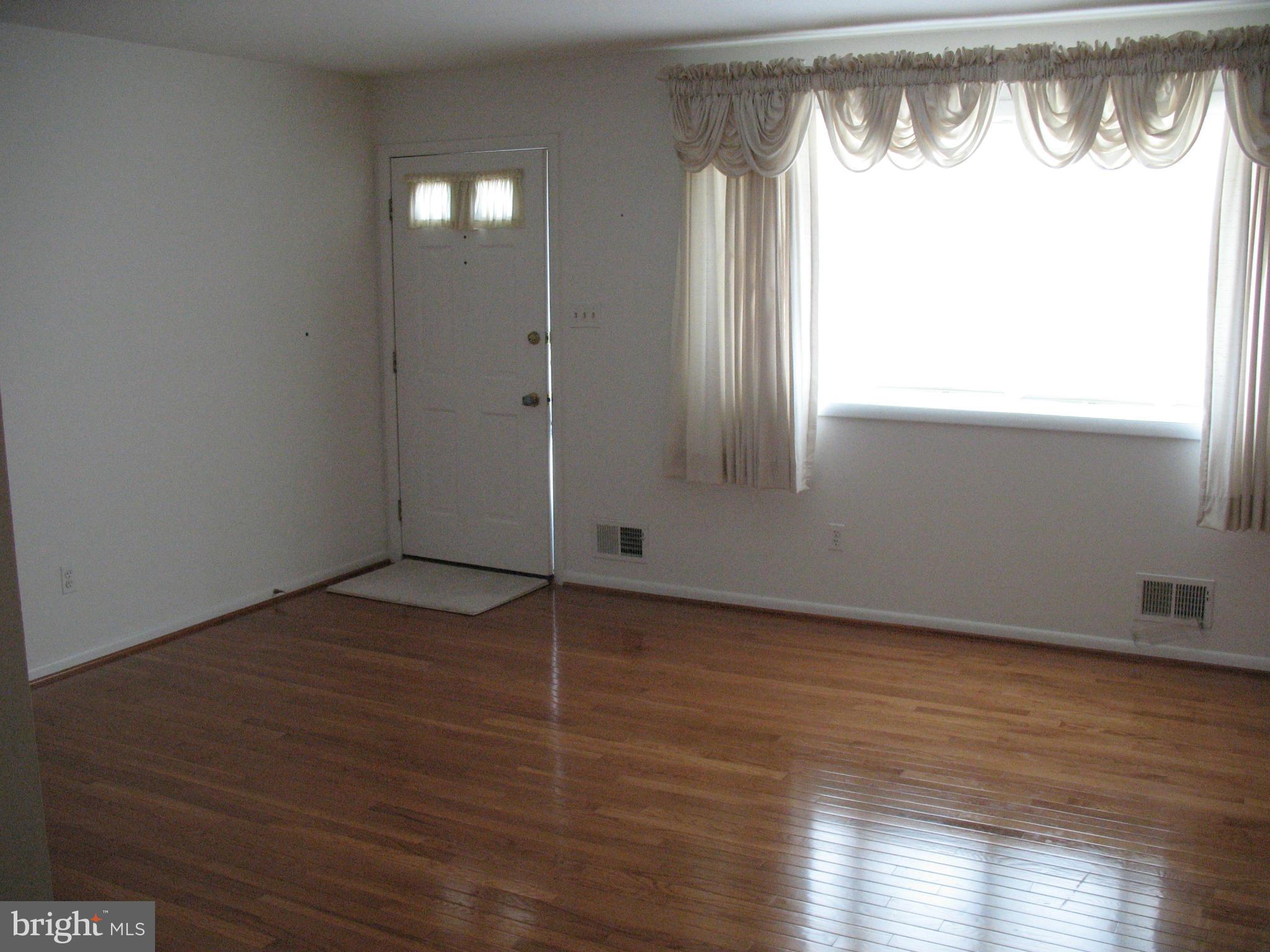 9618 Trepid Road Baltimore, MD 21236 - Photo 4 of 30 Living Room/Entrance