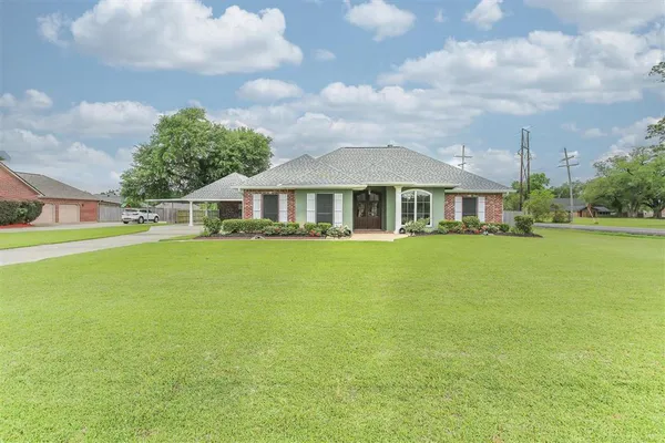 $379,900 | 4510 Oak Ridge Drive, Sulphur, LA 70665
