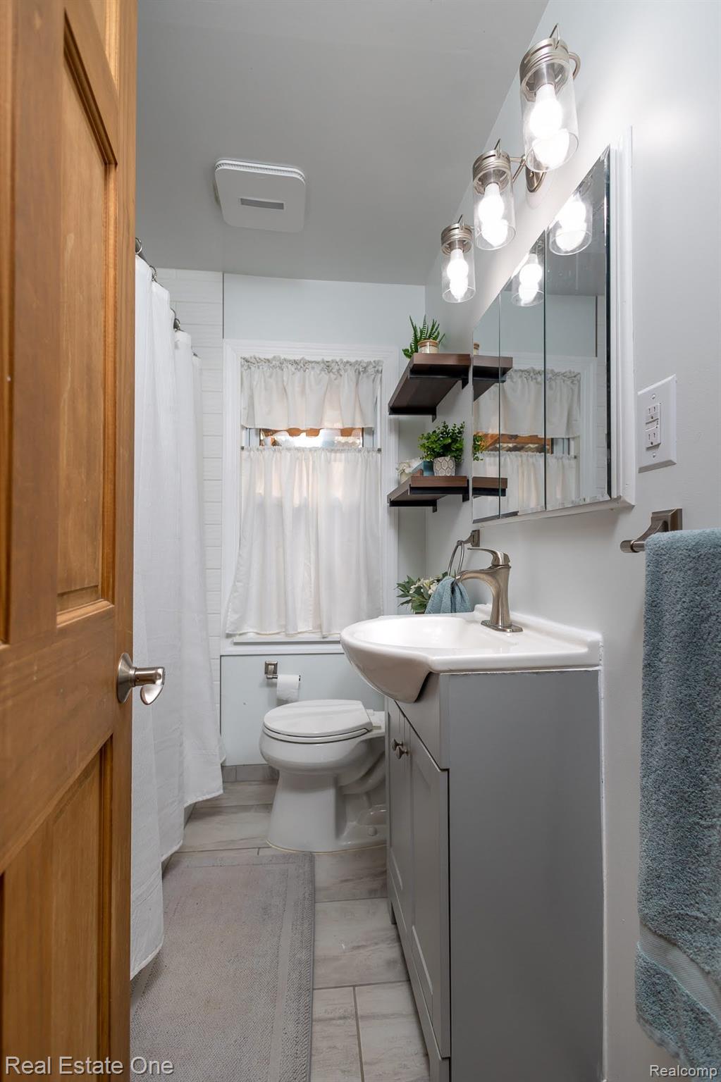 796 Michelson Road Rochester, MI 48307 - Photo 19 of 35 Bathroom