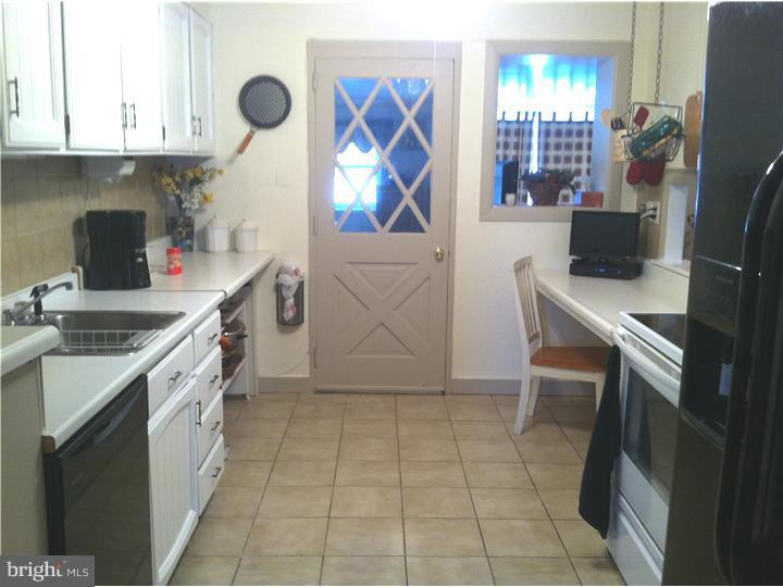 241 Brookside Road East Norriton, PA 19401 - Photo 10 of 18 Kitchen