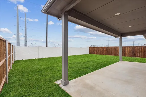 a view of a house with backyard and garden