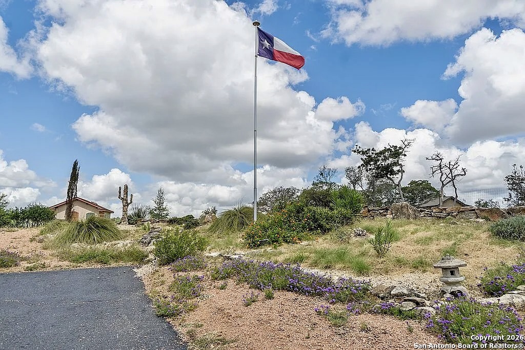 1112 Kendall Jackson Comfort, TX 78013 - Photo 31 of 32 a view of a flower around in a yard