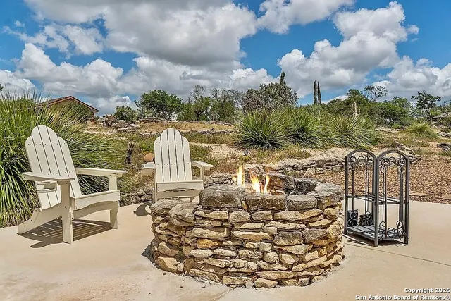 a view of a backyard