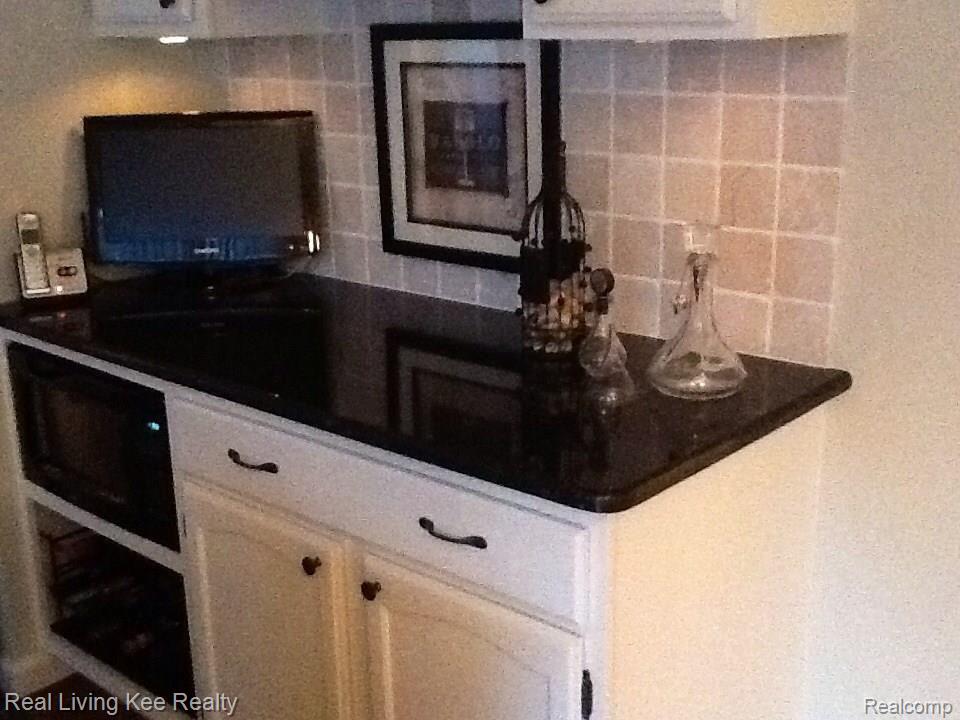 1432 Oakstone Drive Rochester, MI 48309 - Photo 21 of 49 kit counter.jpg