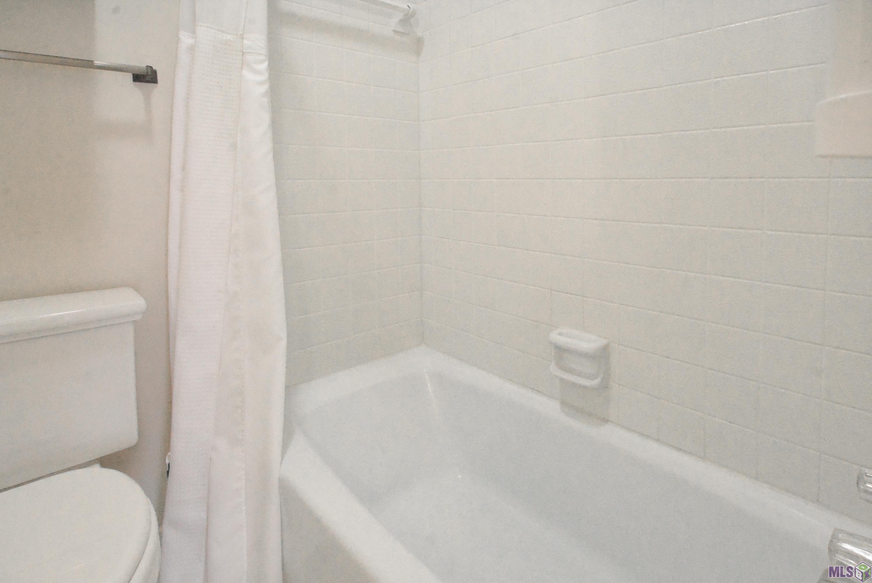 1919 West Magna Carta Place Baton Rouge, LA 70815 - Photo 17 of 23 Primary Bathroom