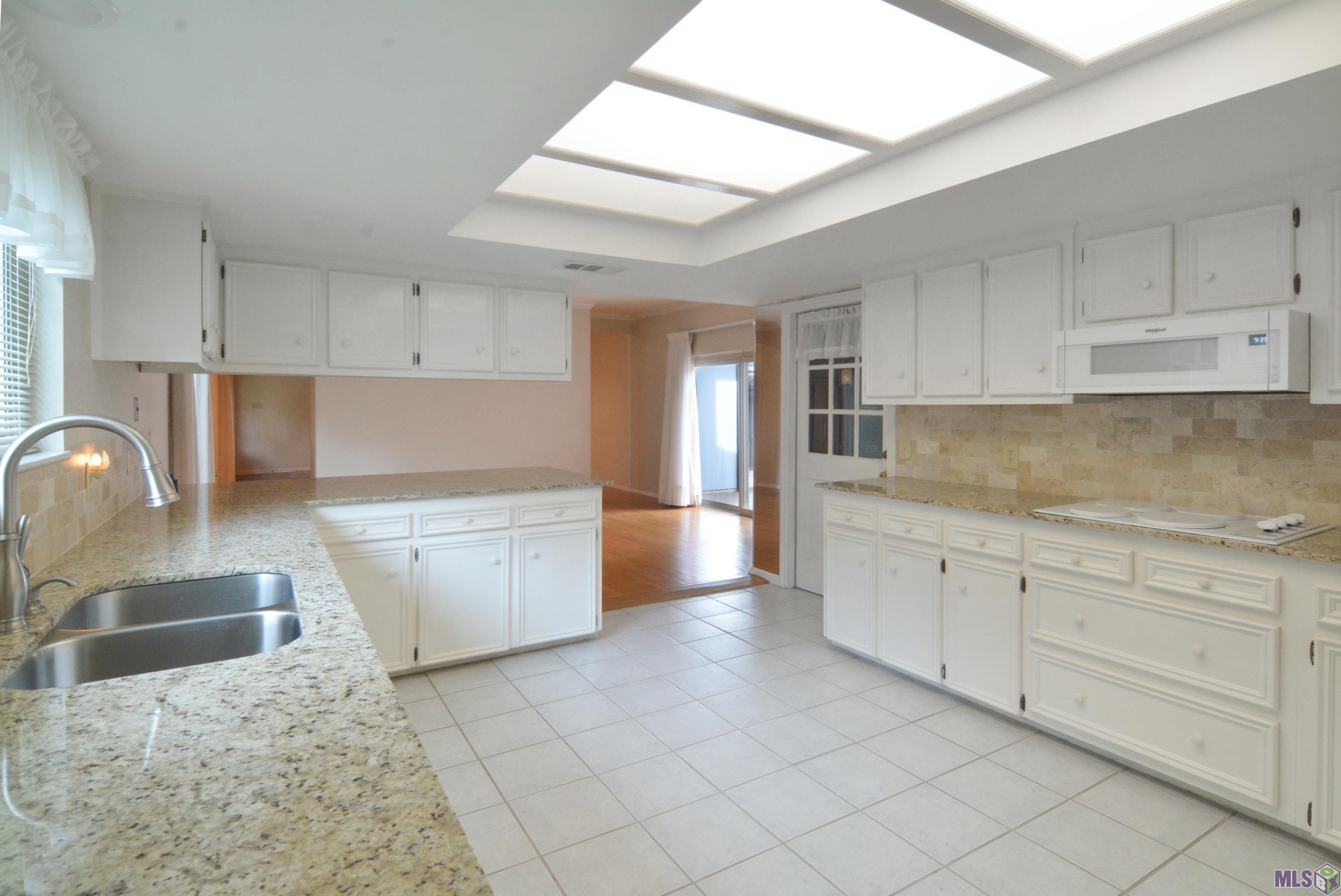1919 West Magna Carta Place Baton Rouge, LA 70815 - Photo 6 of 23 Kitchen