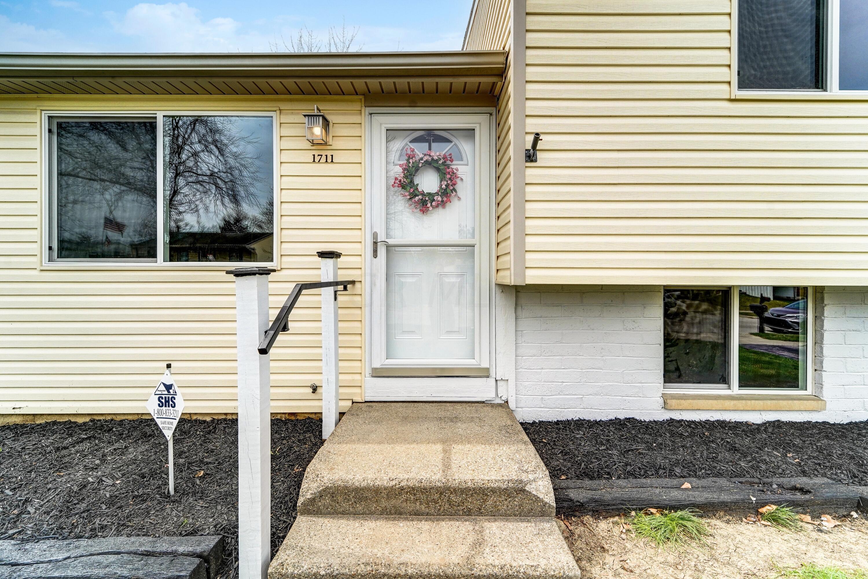 1711 Ripplebrook Road Columbus, OH 43223 - Photo 3 of 26 003