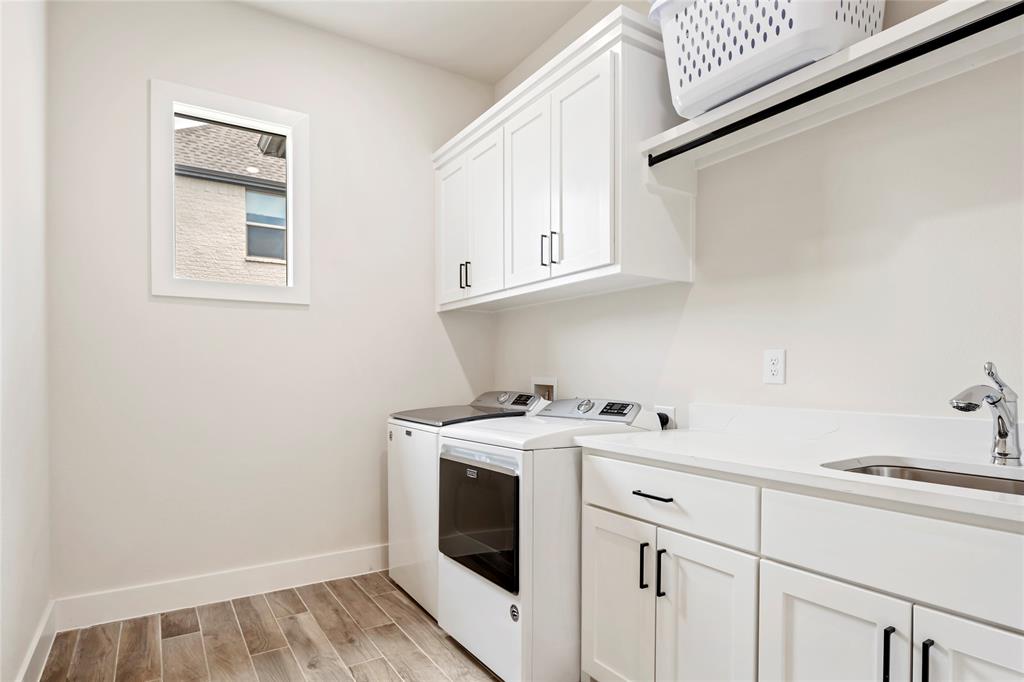 704 Abbey Road Van Alstyne, TX 75495 - Photo 31 of 38 a view of a kitchen with cabinets
