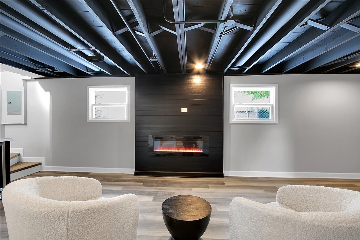 11524 South Kildare Avenue Alsip, IL 60803 - Photo 23 of 34 a bathroom with a sink and a bathtub