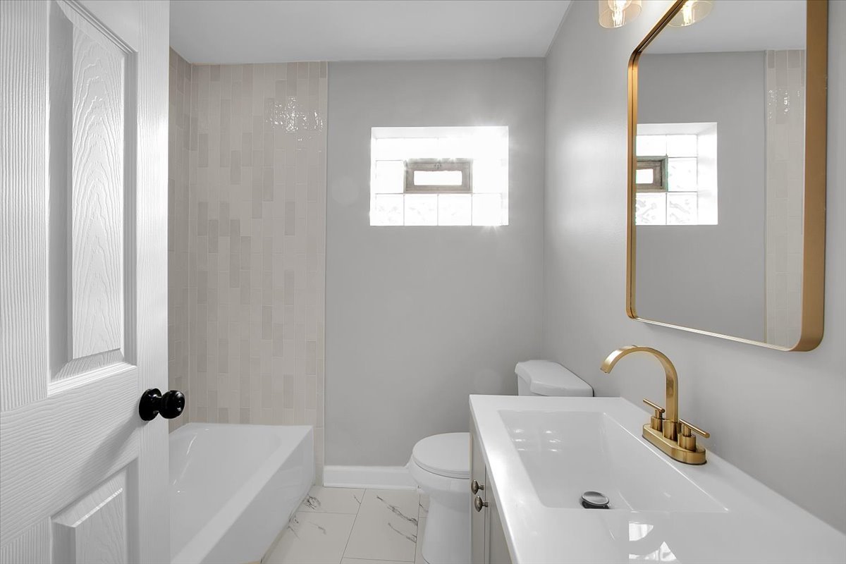 11524 South Kildare Avenue Alsip, IL 60803 - Photo 9 of 34 a bathroom with a sink and a bathtub