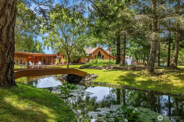 a view of yard with tree