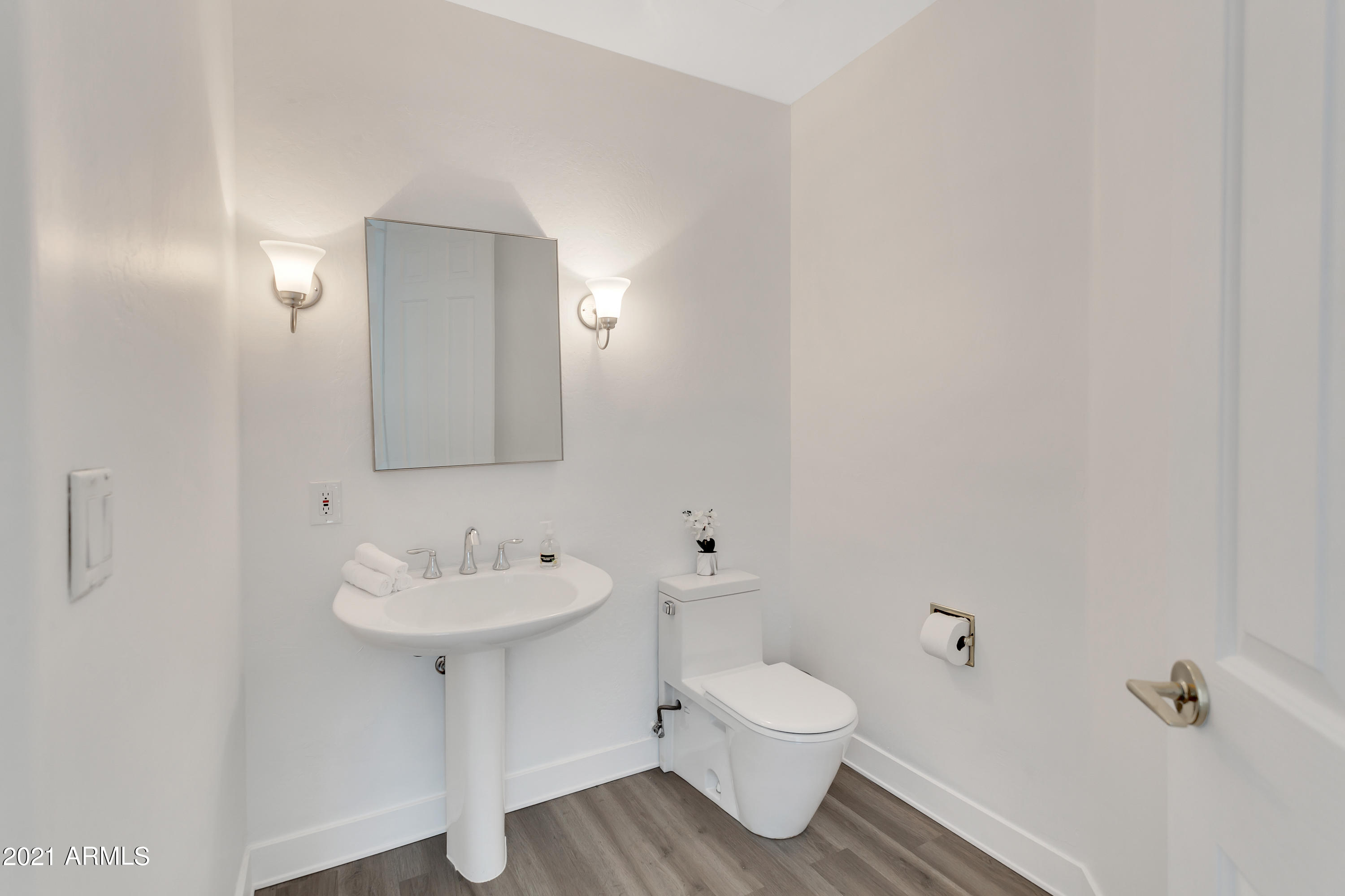 6530 North 29th Street Phoenix, AZ 85016 - Photo 40 of 60 Powder Room