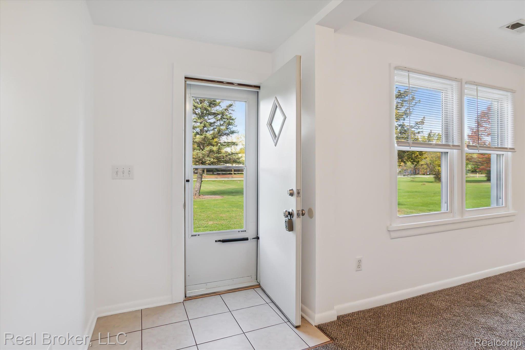 28043 Goddard Road Romulus, MI 48174 - Photo 4 of 25 Gallery Image 4
